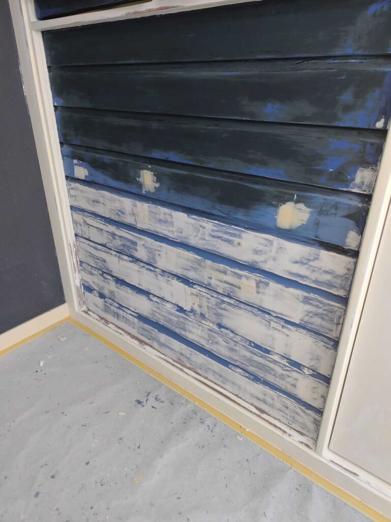 Rabatdelen gemest met snelplamuur en bijgewerkt met plamuur als voorbereiding op lakwerk