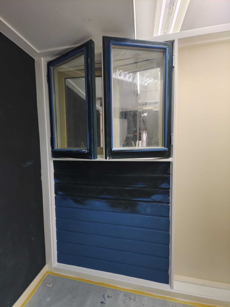 Resultaat van het besnijden en gronden: kozijnen in de witte primer tijdens de tweede week op de vakschool.