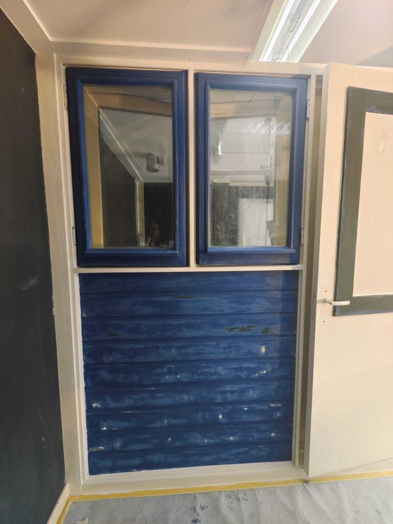 Geschuurde rabatdelen met kozijnen en ramen