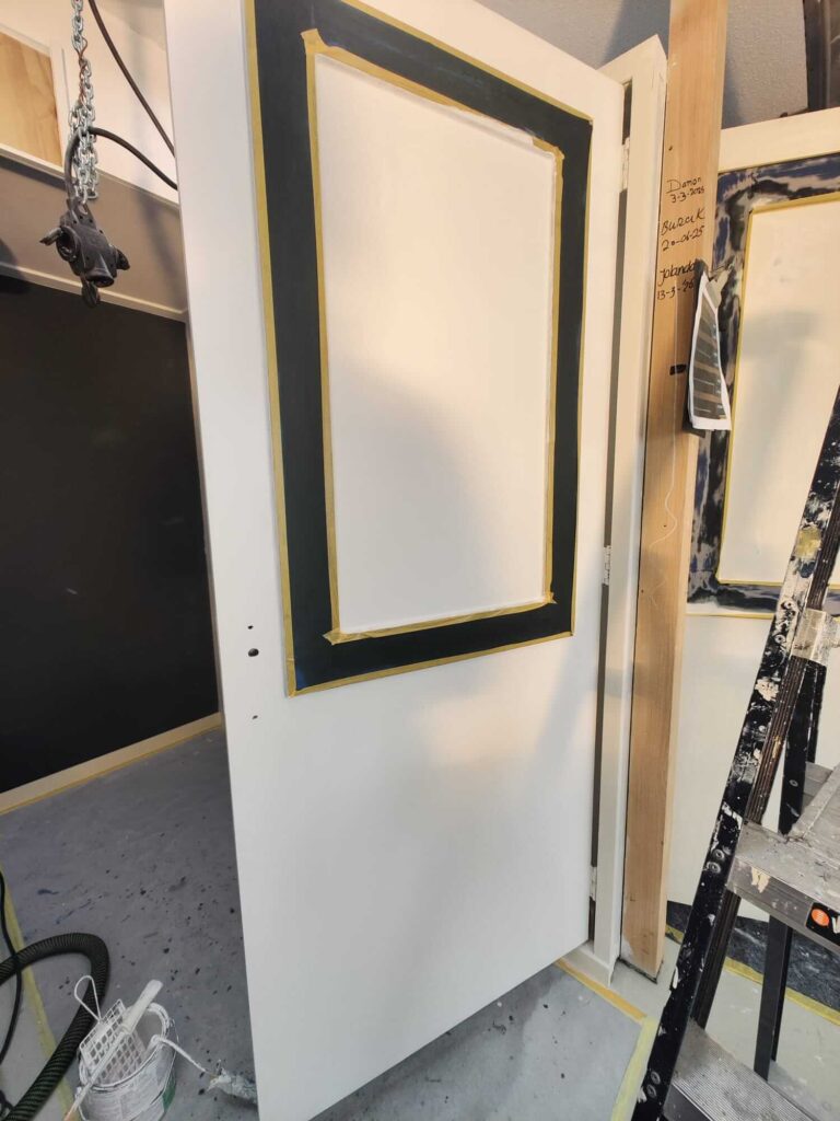 Geschilderde deur witte grondverf