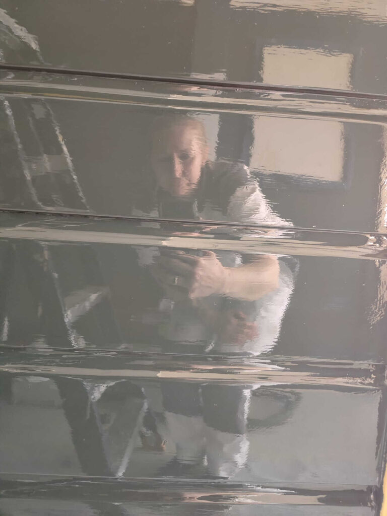 De glans van de pas afgelakte blauwe rabatdelen is zo sterk dat de weerspiegeling van Christiane tijdens het fotograferen zichtbaar is.