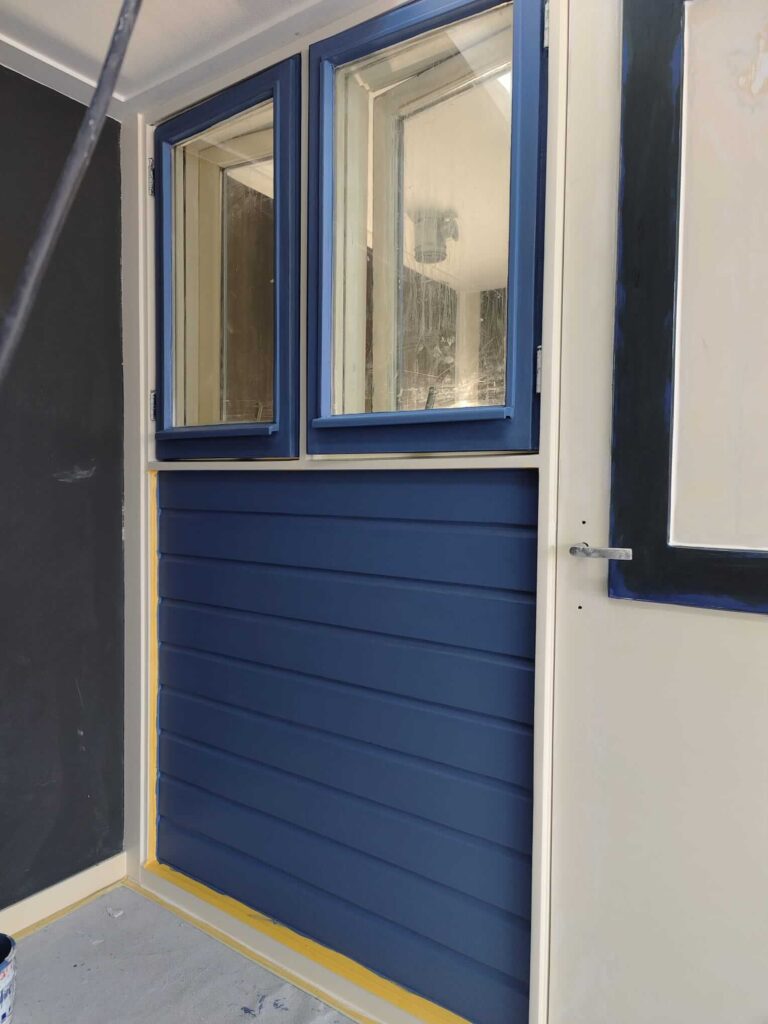 kozijnen en blauwe rabatdelen