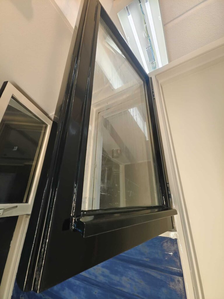 Kozijn in groene grondverf