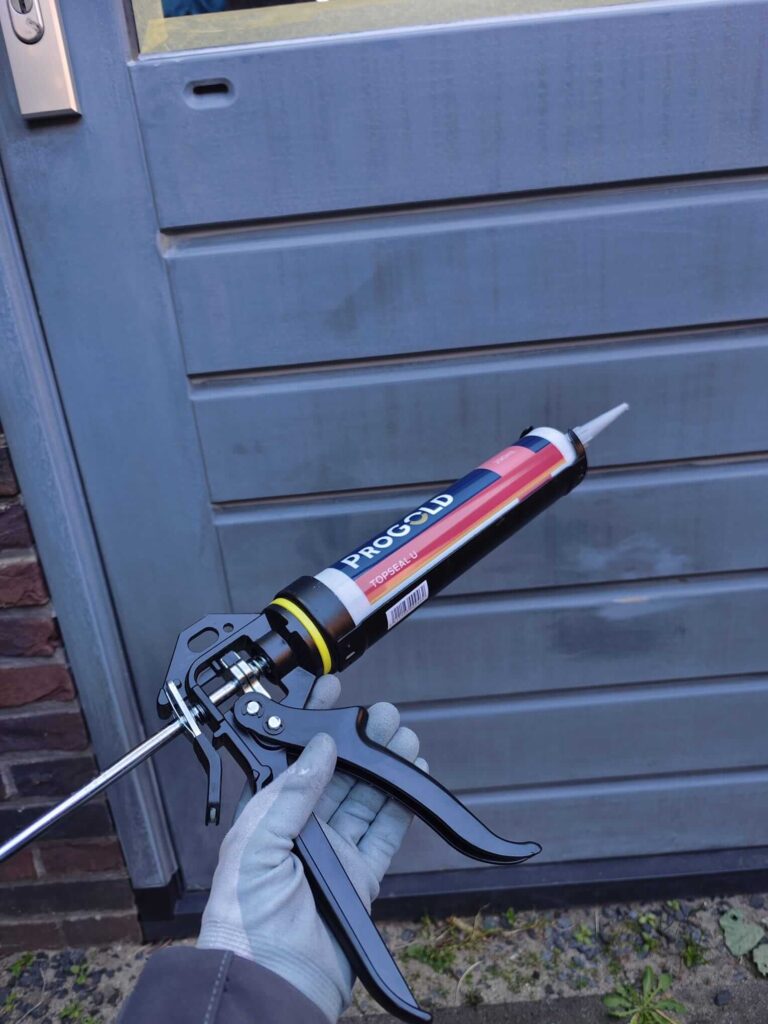 Een kitpistool voor gebruik tijdens het afdichten van naden op de schildersstage