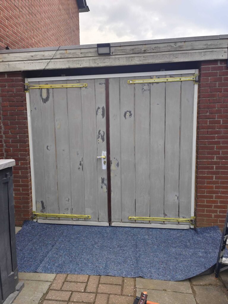 Afgeplakte en geschuurde garagedeuren