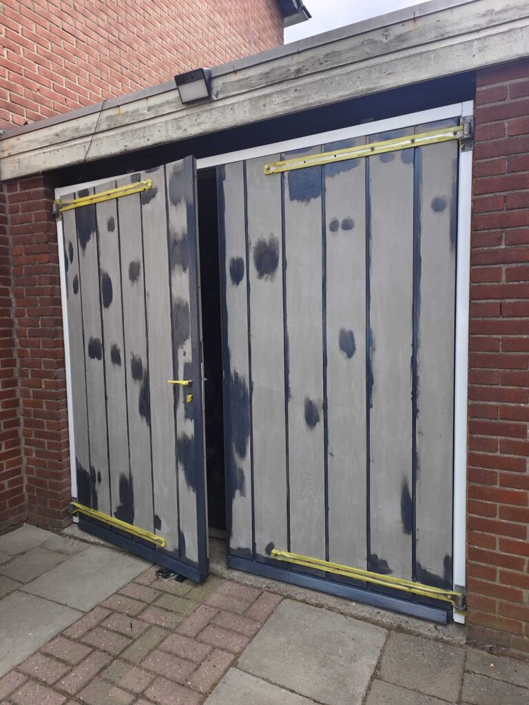 Bijgevlekte garagedeuren