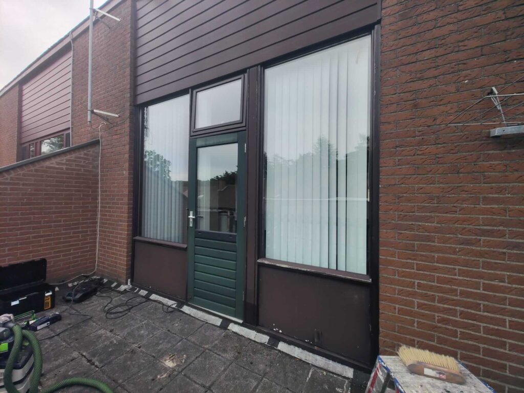 Kozijnen met verf in slechte staat