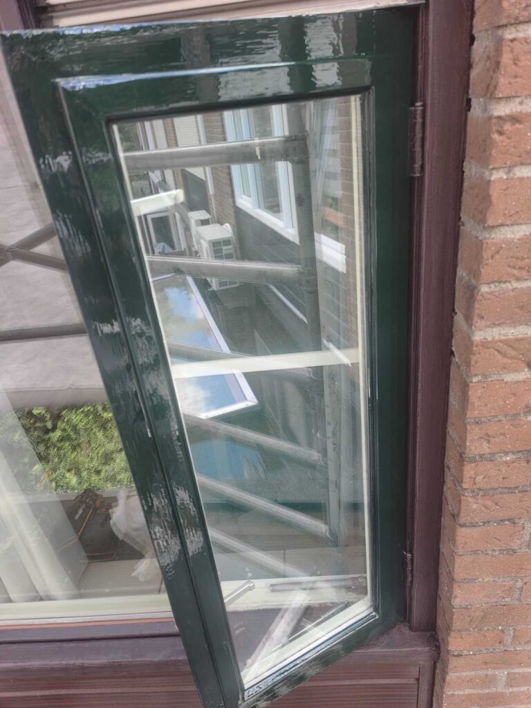 Pas geschilderd raam in de kleur groen