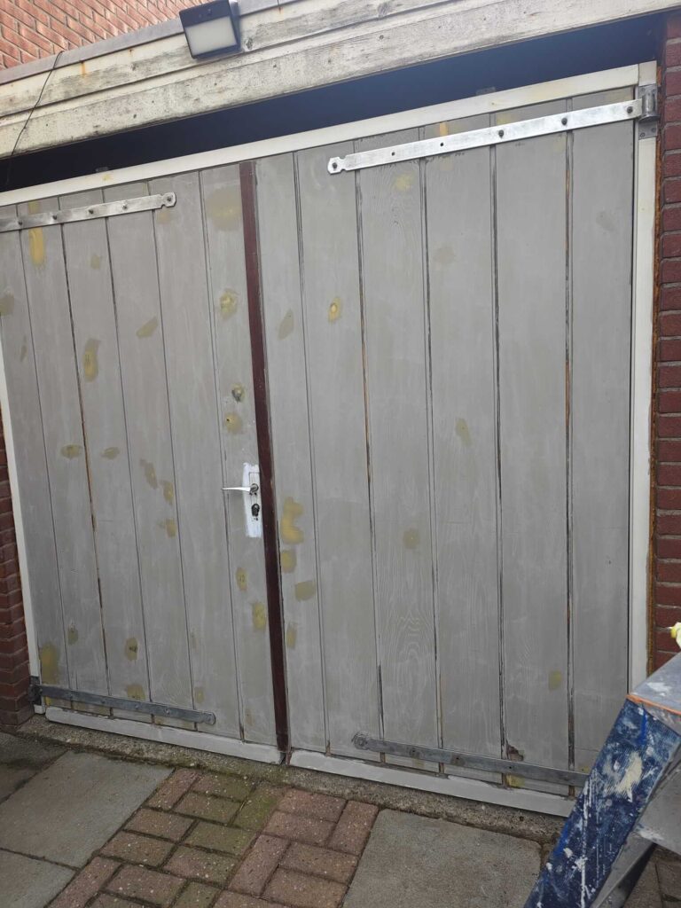 gerepareerde plekken garagedeur groot