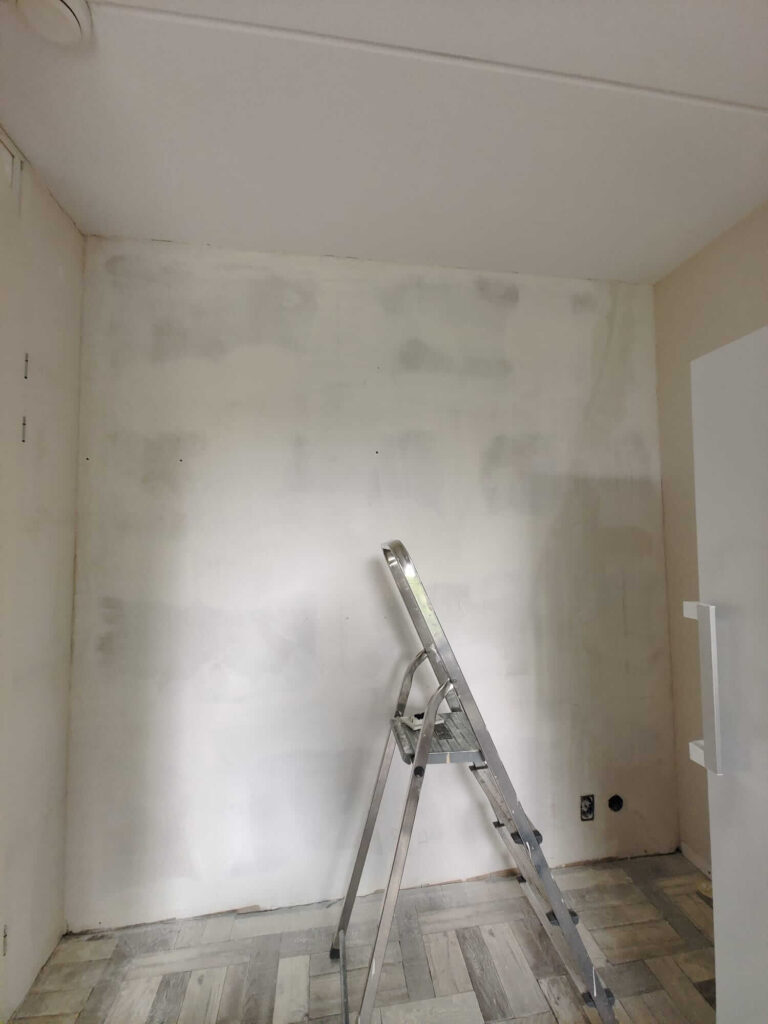 Muur afgestoken van behang