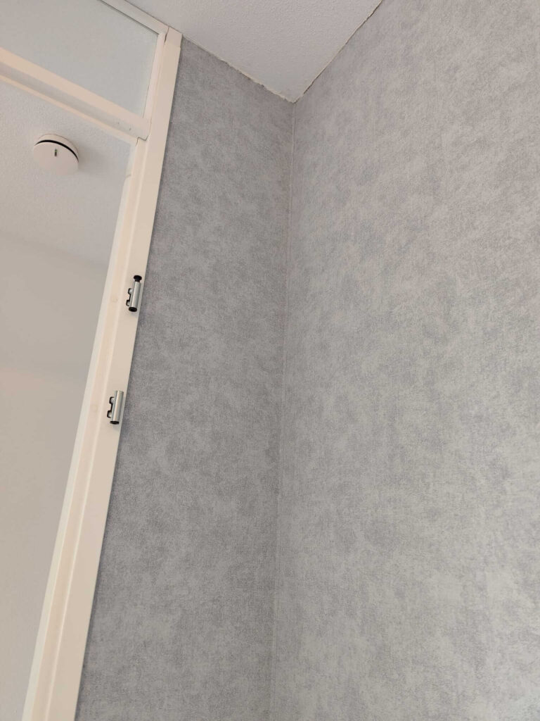 Binnenhoek muur met overlap behang